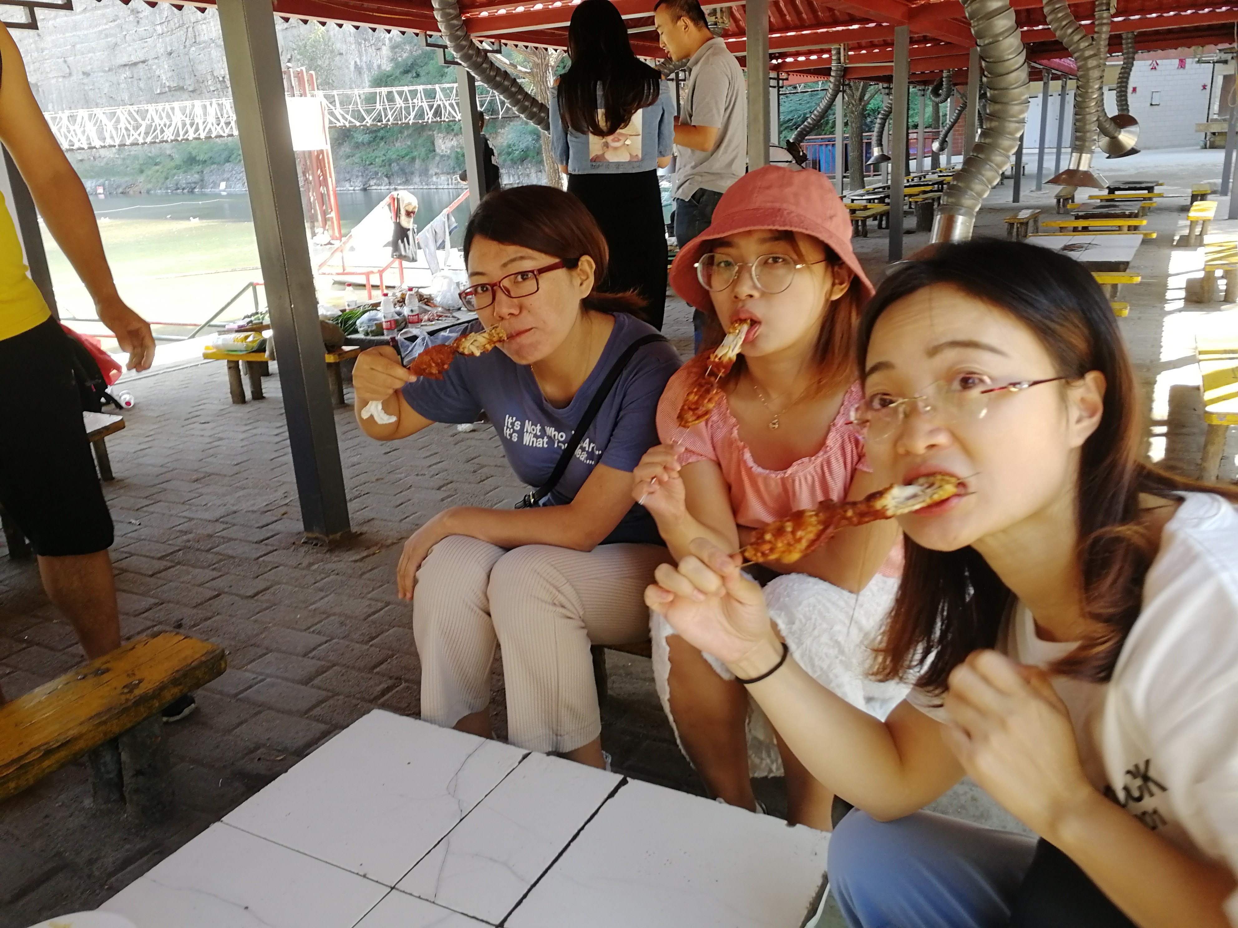 从右往左，闫宝玉,温艳蓉,秦国茹